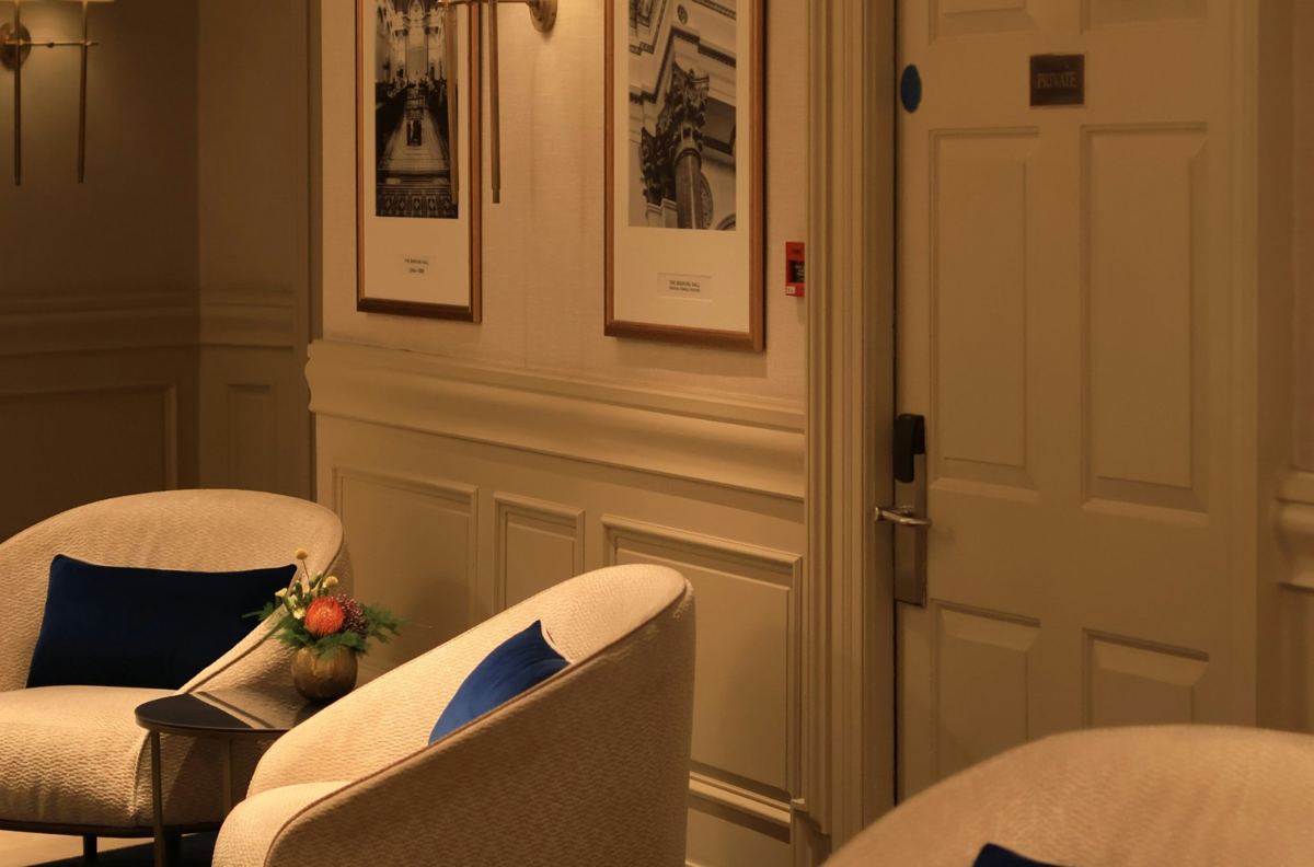 편안한 의자가 놓인 조용한 대기 공간